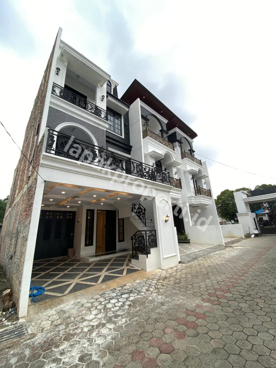 RUMAH MEWAH 3 LANTAI DALAM CLUSTER STRATEGIS di JAGAKARSA JAKARTA SELATAN