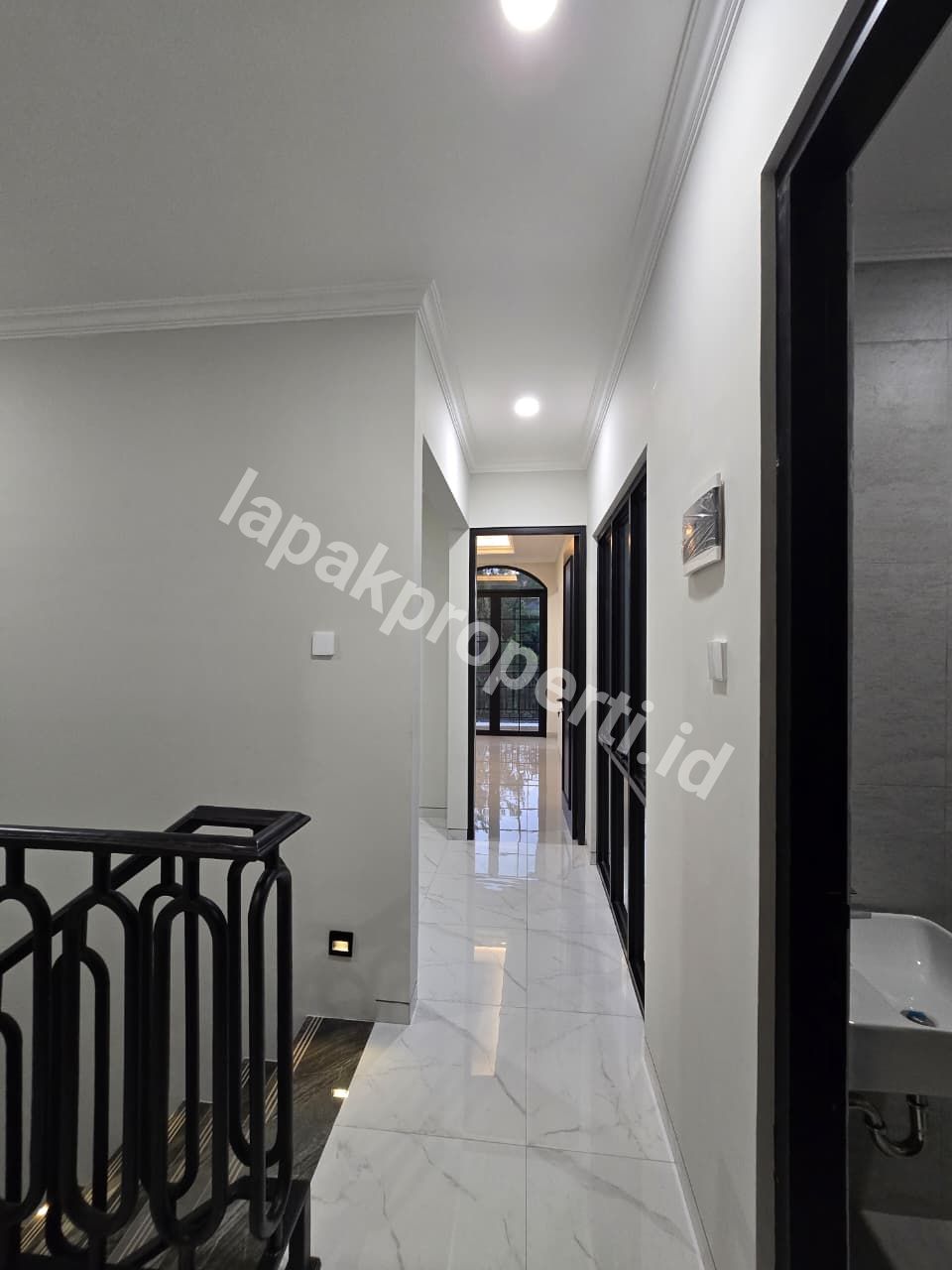 Foto Dijual Rumah Baru Dalam Komplek Mewah Di Billymoon Jakarta Timur - 12