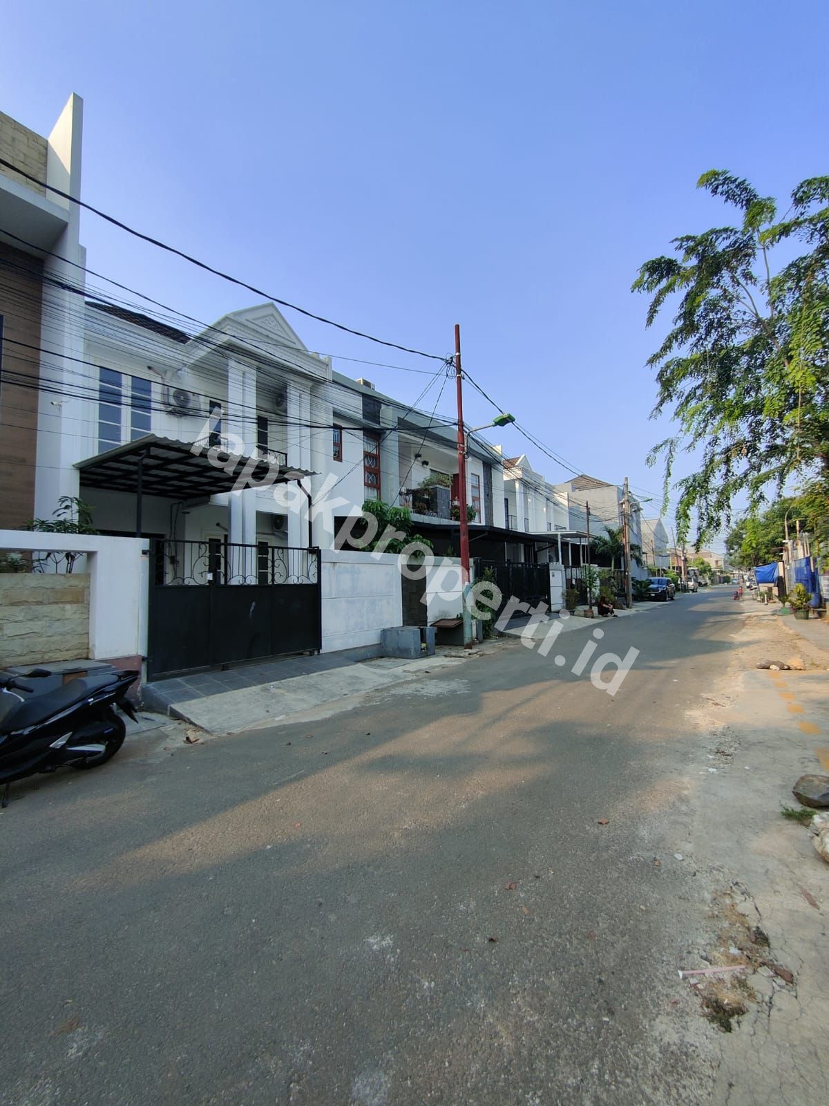 Foto Rumah 2 Lantai Semi Furnished Dalam komplek Akses Jalan Lebar - 2
