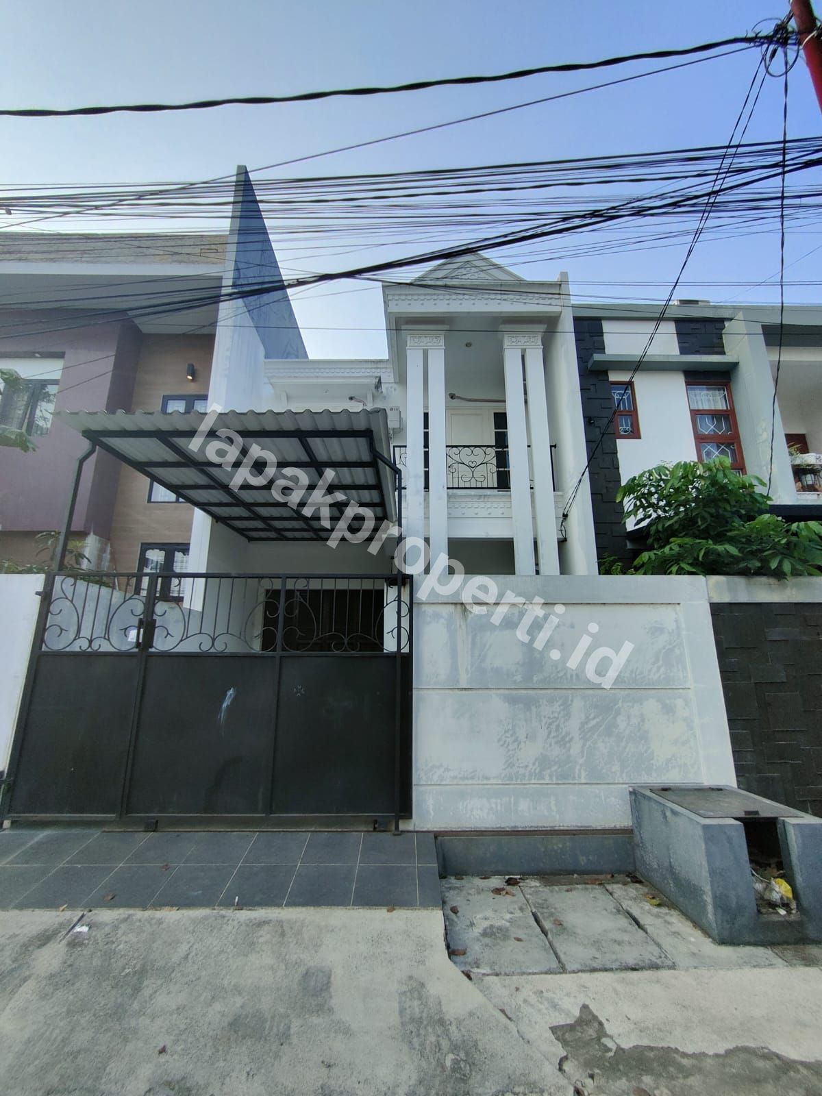 Rumah 2 Lantai Semi Furnished Dalam komplek Akses Jalan Lebar
