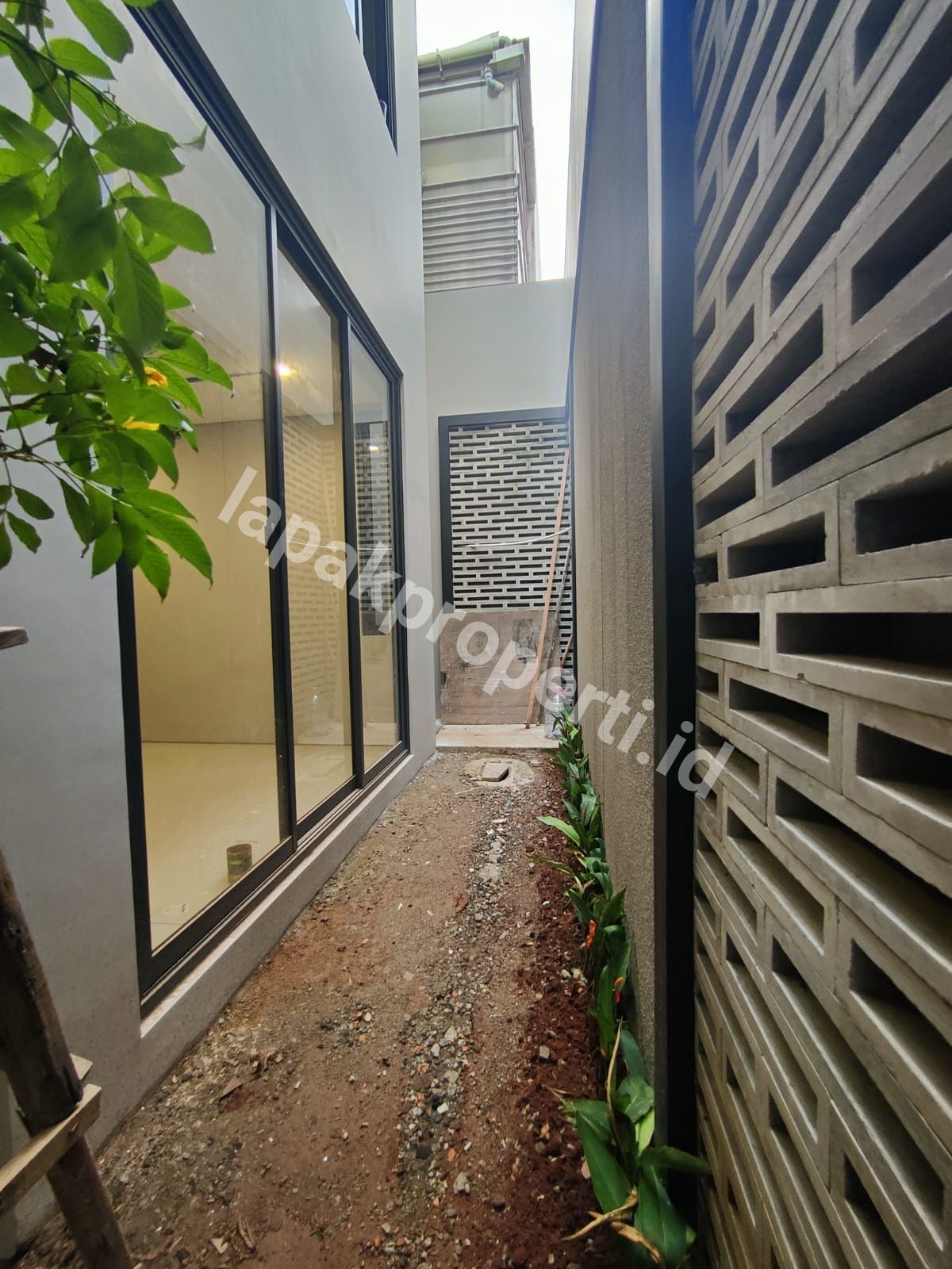 Foto Rumah Baru Dengan Rofftop Dalam komplek Tenang Di Pondok Bambu Jakarta Timur - 7