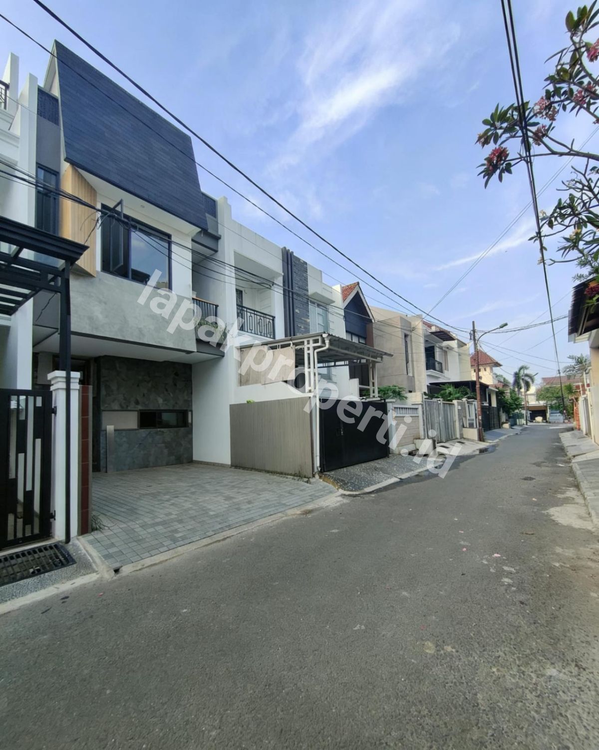 Foto Rumah Baru Dengan Rofftop Dalam komplek Tenang Di Pondok Bambu Jakarta Timur - 2