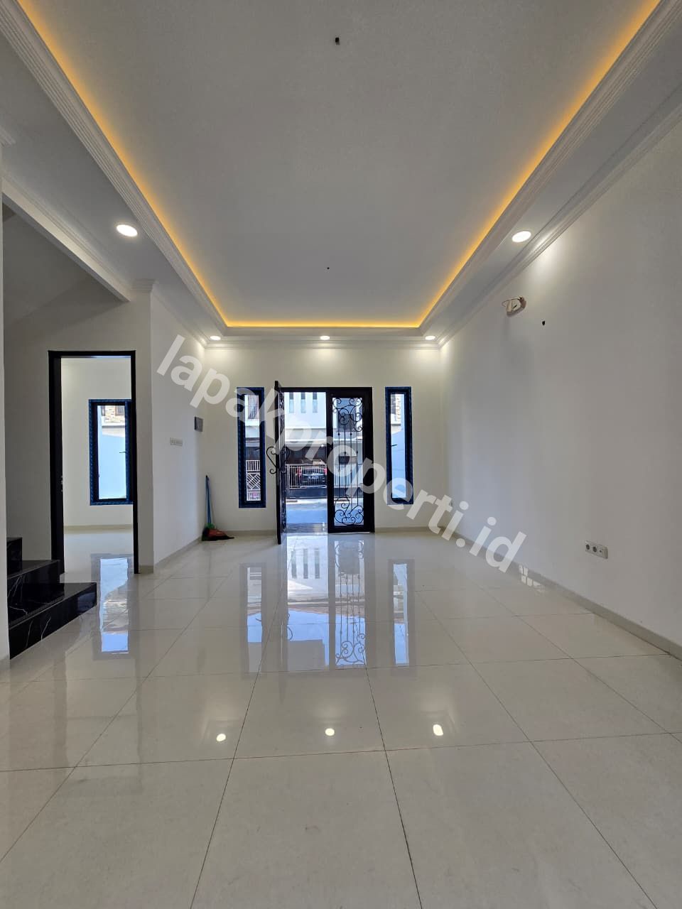 Foto Rumah Mewah design Classic Modern Dalam komplek - 9