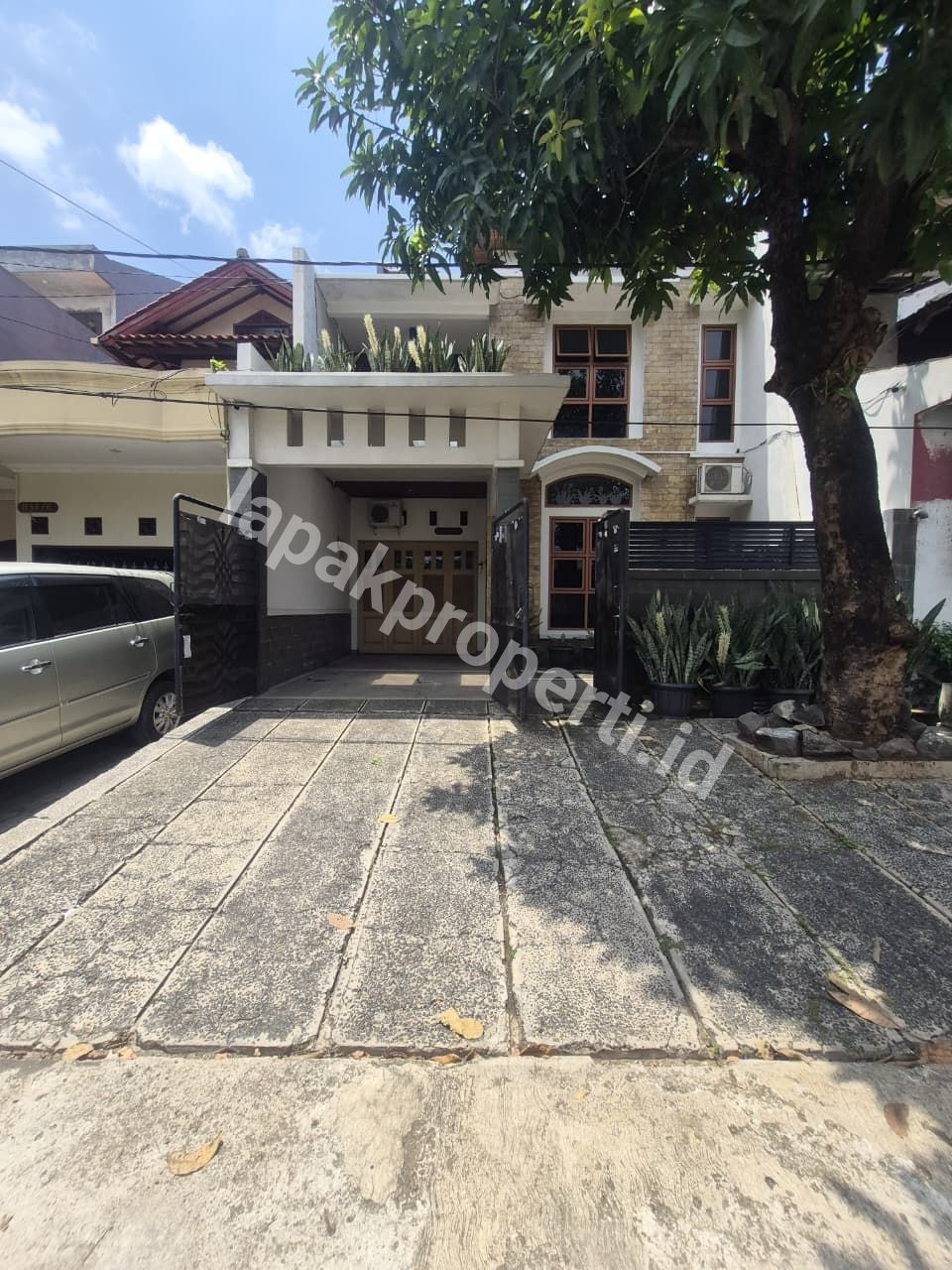 Rumah Dalam Komplek Bebas Banjir Di Pondok Kelapa, Jakarta Timur