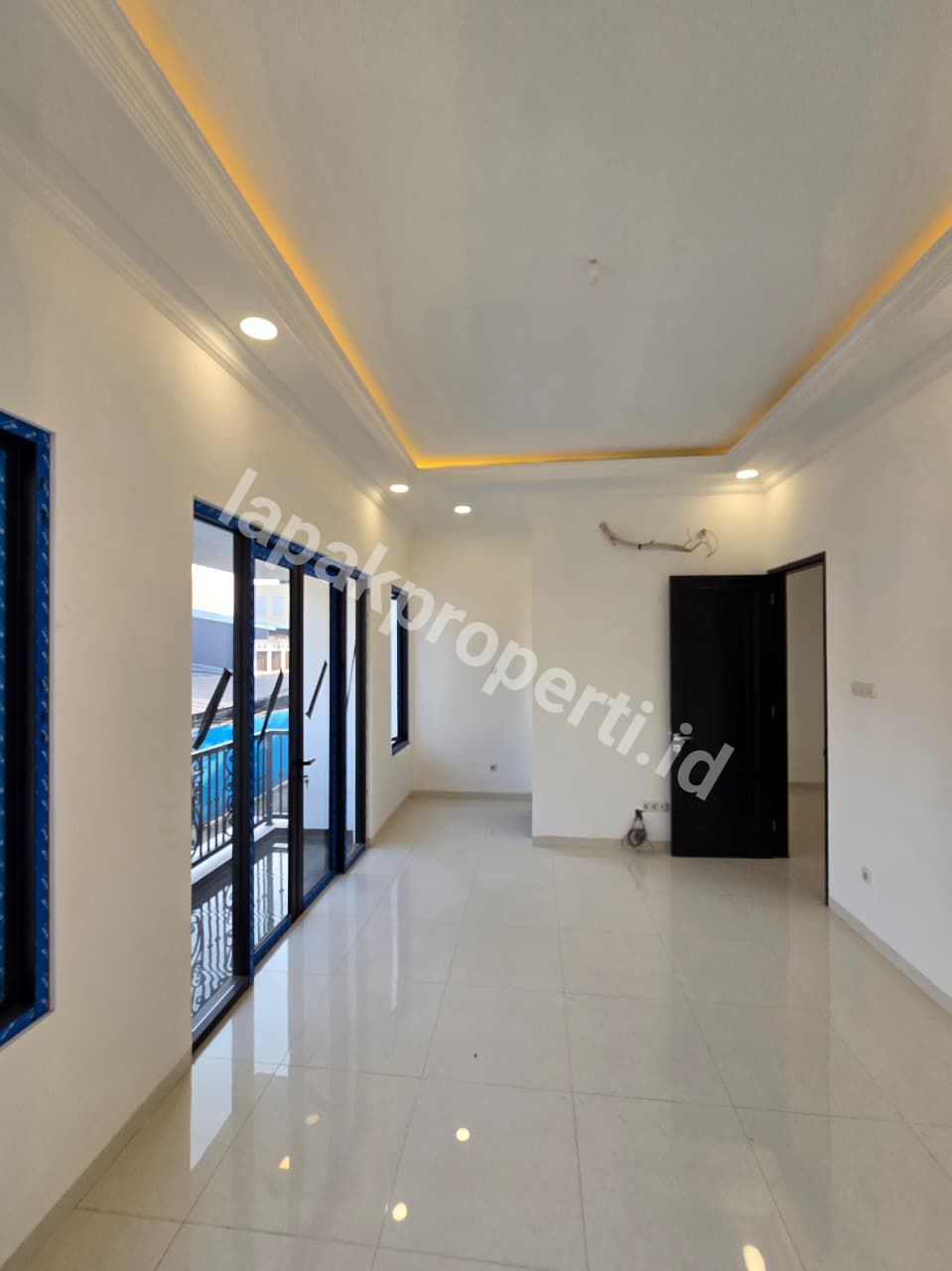 Foto Rumah Mewah design Classic Modern Dalam komplek - 3