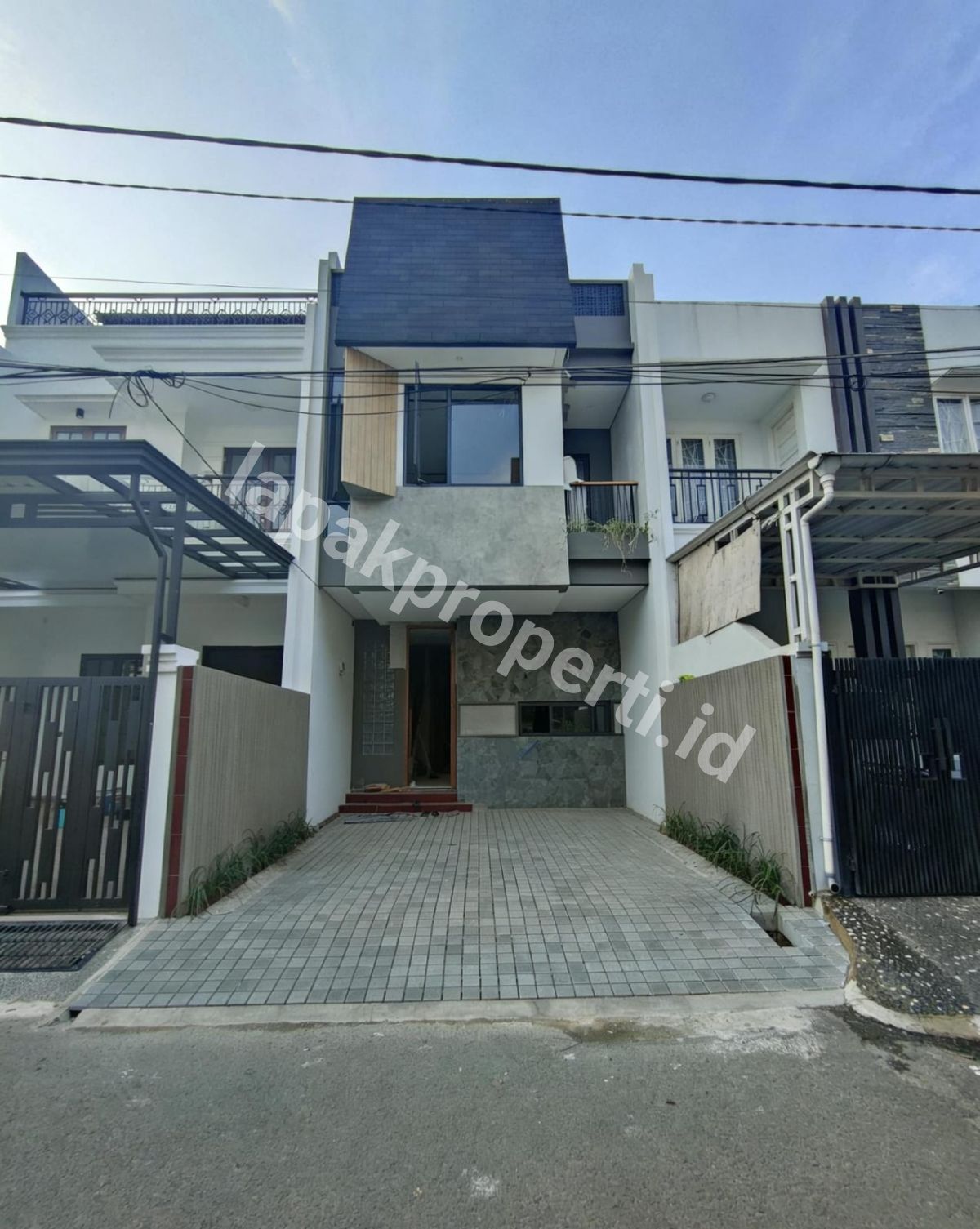 Rumah Baru Dengan Rofftop Dalam komplek Tenang Di Pondok Bambu Jakarta Timur