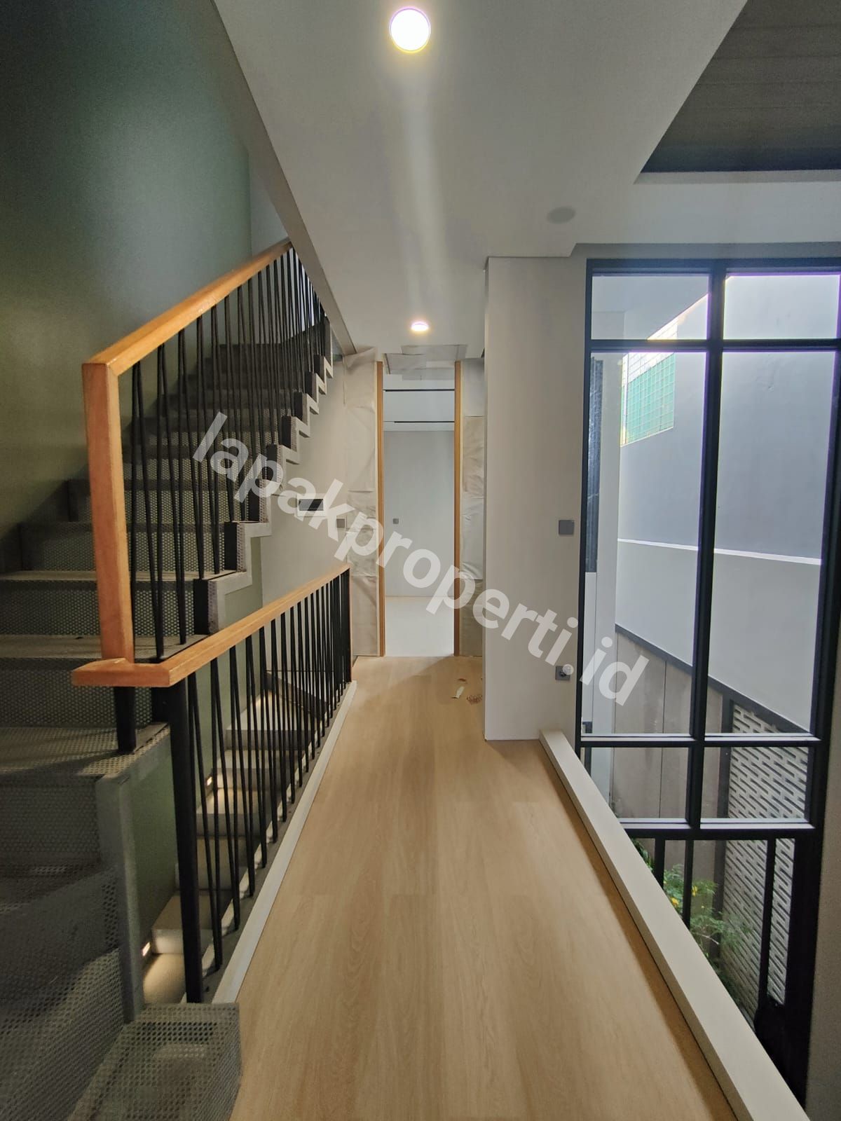 Foto Rumah Baru Dengan Rofftop Dalam komplek Tenang Di Pondok Bambu Jakarta Timur - 5
