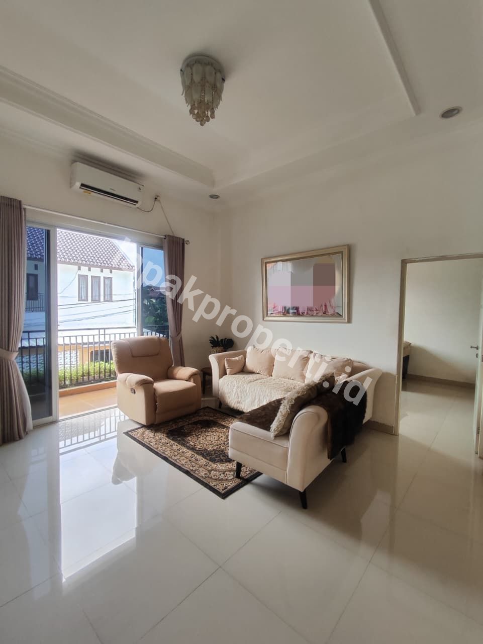 Foto RUMAH MEWAH HOOK 3 LANTAI FULL FURNISHED DALAM KOMPLEK STRATEGIS di JATIBENING BEKASI - 11