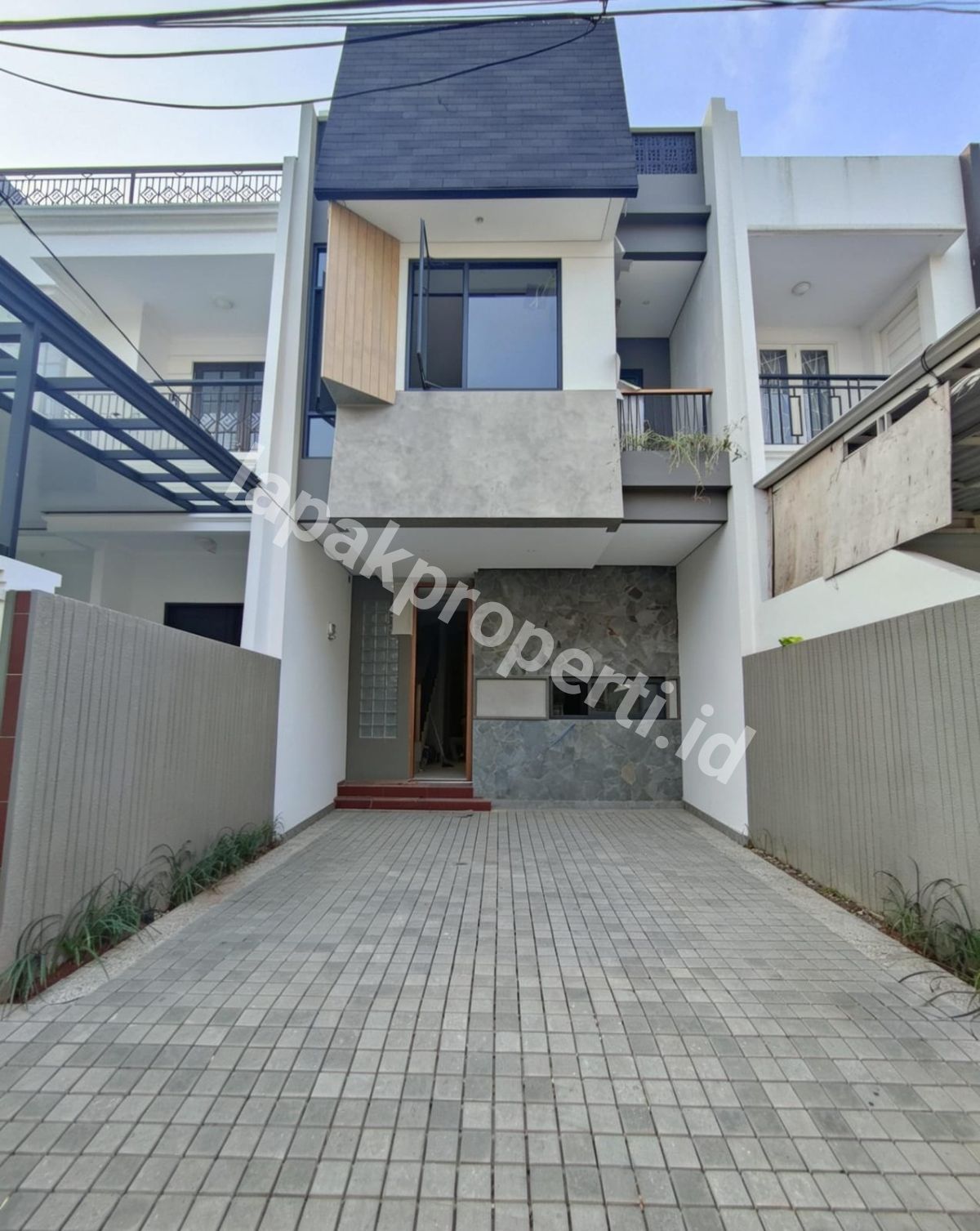 Foto Rumah Baru Dengan Rofftop Dalam komplek Tenang Di Pondok Bambu Jakarta Timur - 3