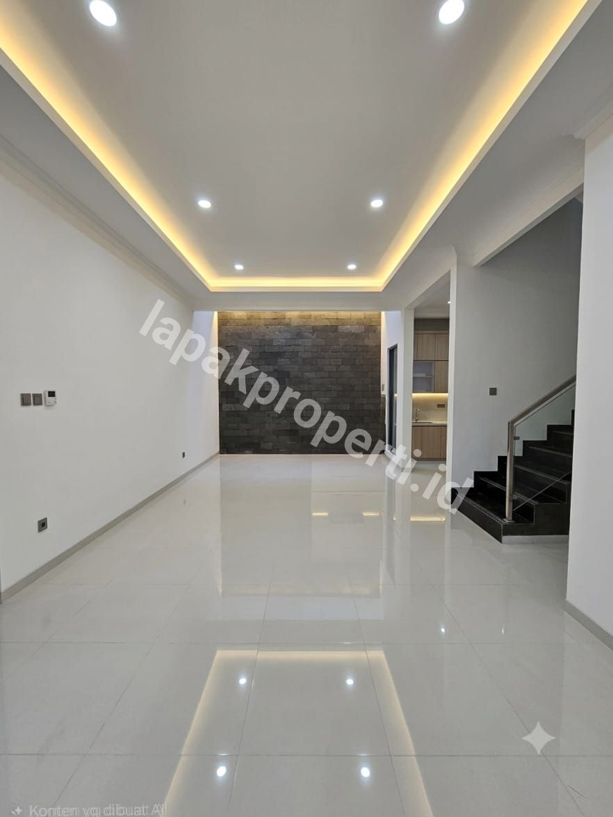 Foto Brand New Rumah Dalam Komplek Design Classic Modern - 3