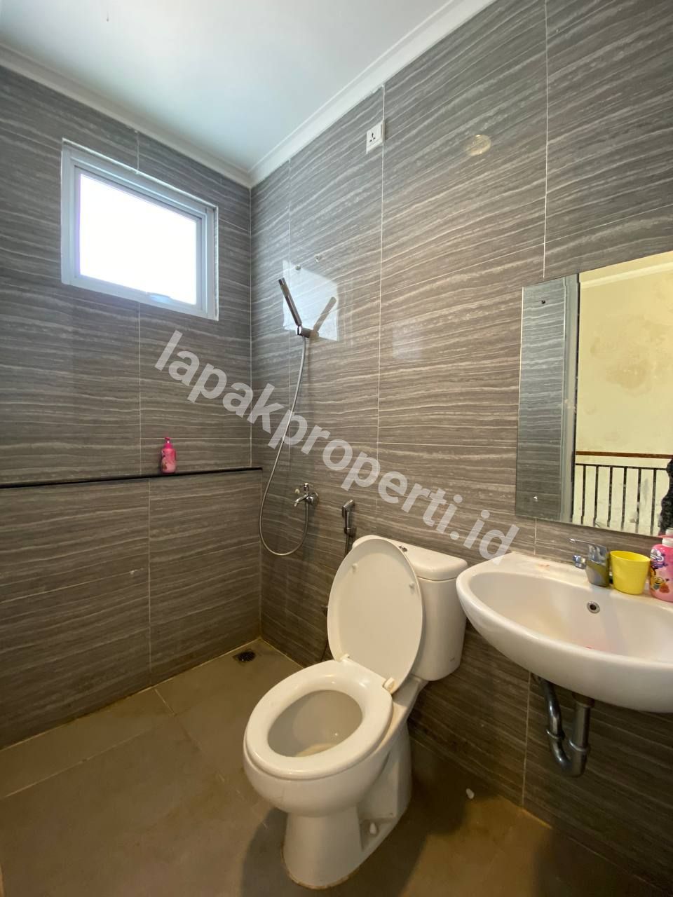Foto Dijual Rumah Semi Furnished dalam Cluster Di Grand Wisata Bekasi - 12
