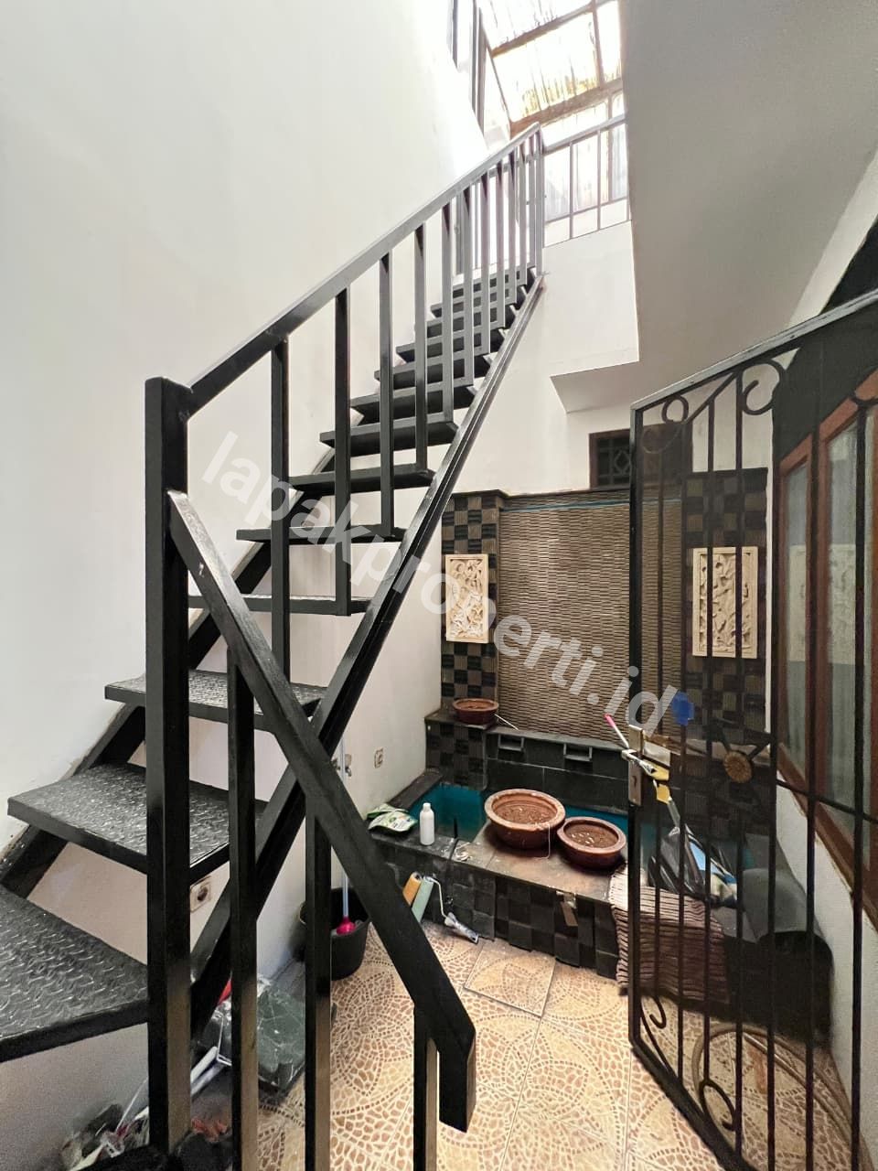 Foto Dijual Rumah Secondary Semi Furnished Dalam Twonhouse - 9