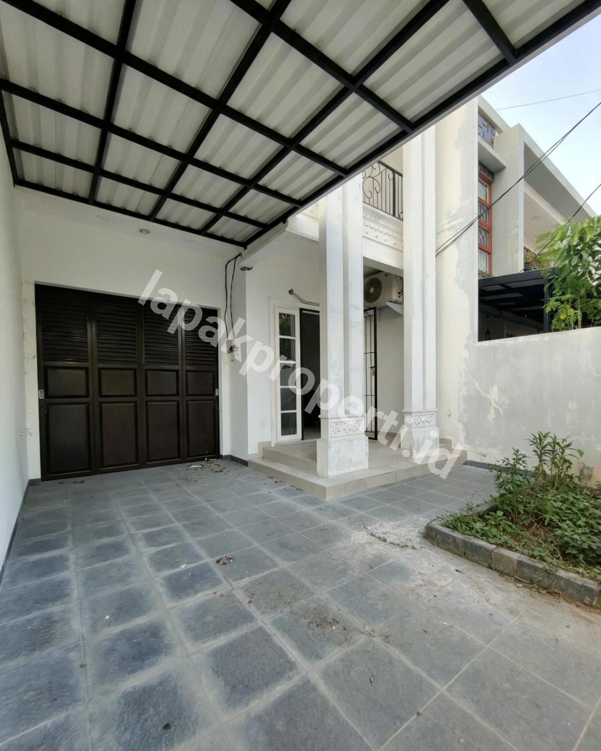 Foto Rumah 2 Lantai Semi Furnished Dalam komplek Akses Jalan Lebar - 4
