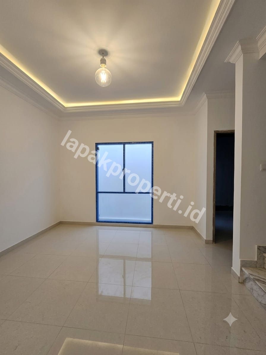 Foto Brand New Rumah Dalam Komplek Design Classic Modern - 4
