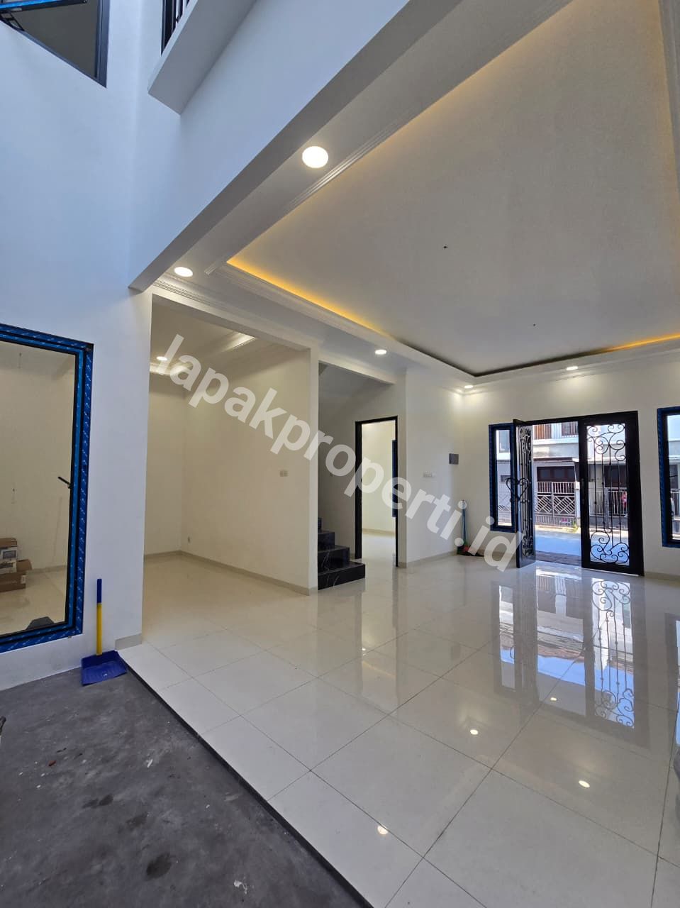 Foto Rumah Mewah design Classic Modern Dalam komplek - 10