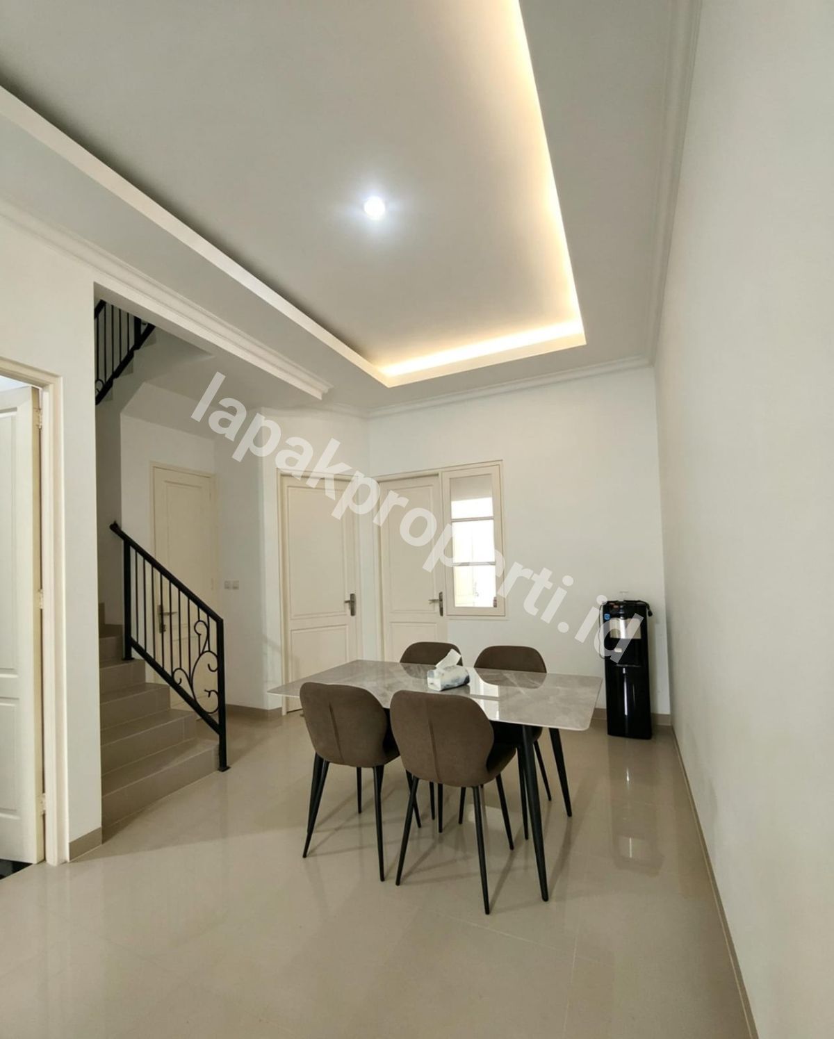 Foto Rumah 2 Lantai Semi Furnished Dalam komplek Akses Jalan Lebar - 14