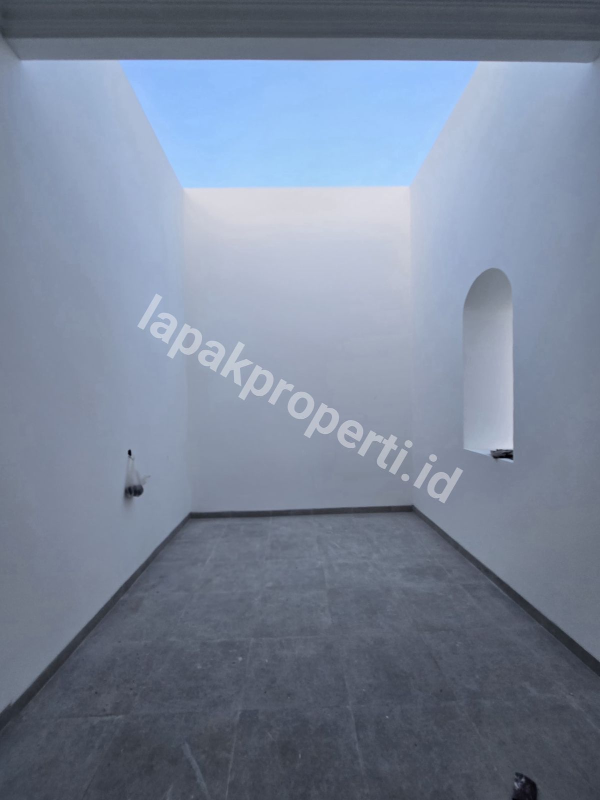Foto Brand New Rumah Dalam Komplek Design Classic Modern - 10