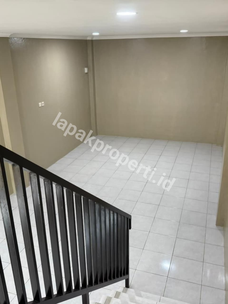 Foto Ruko Komersil Siap Pakai Pinggir Jalan Raya di Cibinong Bogor - 3