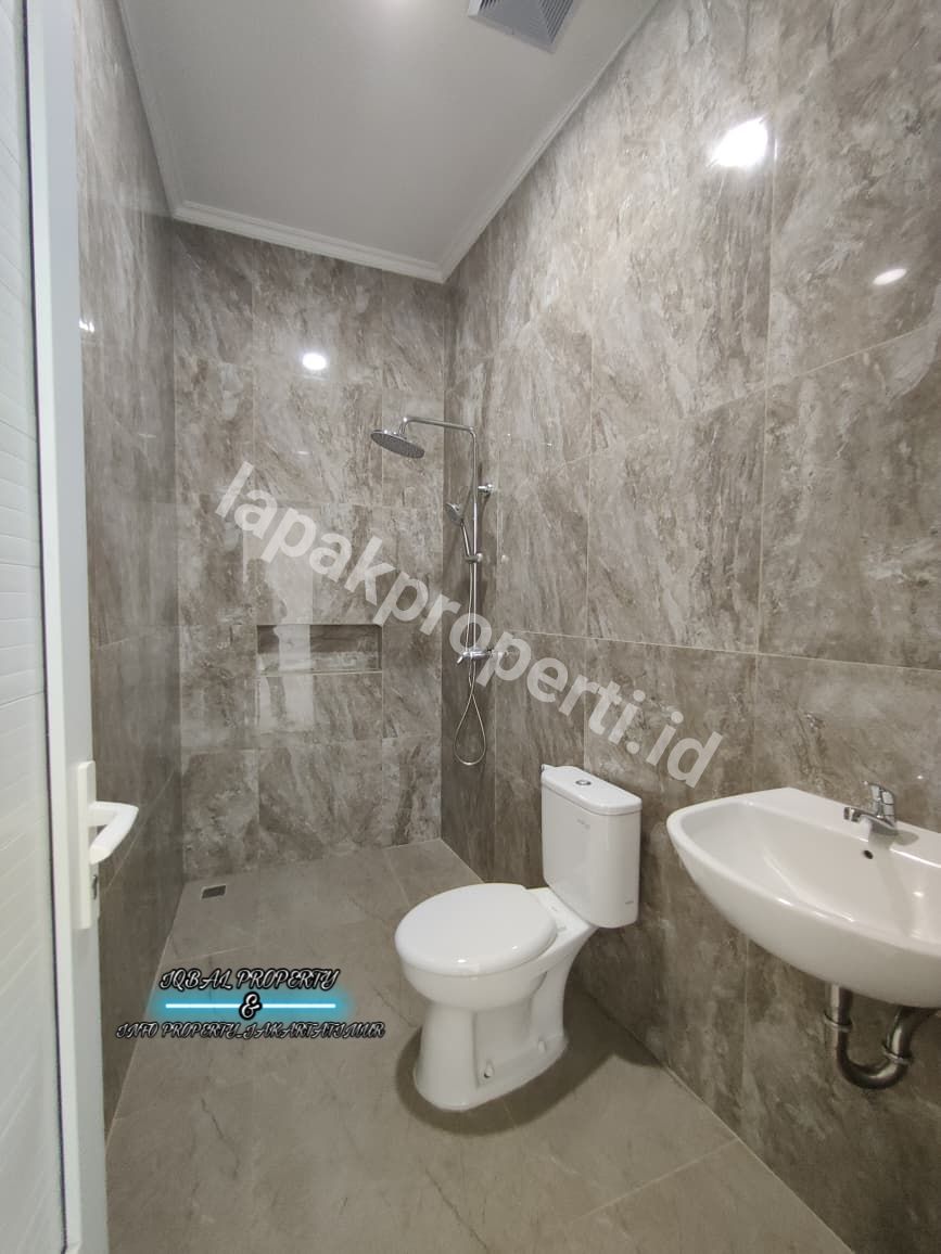 Foto Dijual Rumah Baru 3 lantai Dengan Rofftop Di Duren Sawit Jakarta Timur - 14