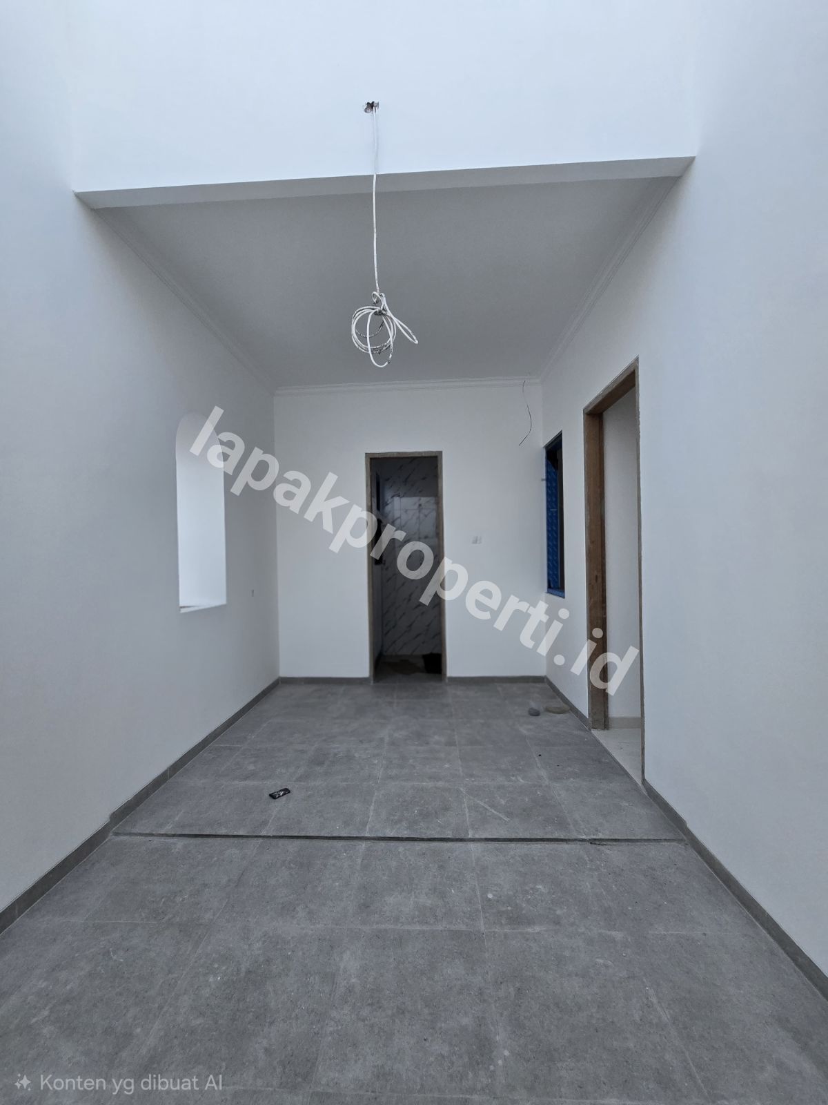 Foto Brand New Rumah Dalam Komplek Design Classic Modern - 9
